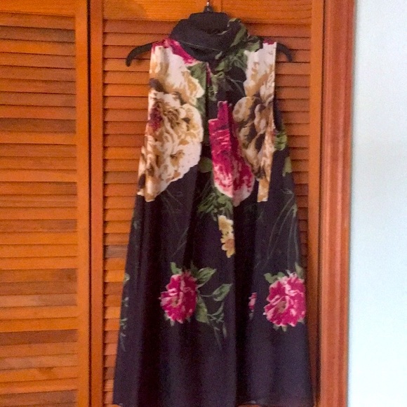 Aibele Dresses & Skirts - Lovely flowy Dress with floral print